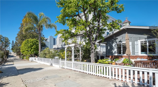 517 5th Street, Manhattan Beach, California 90266, 3 Bedrooms Bedrooms, ,2 BathroomsBathrooms,Residential,Sold,5th,SB22046594