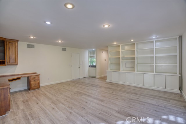 Detail Gallery Image 8 of 29 For 19946 Turnberry, Tarzana,  CA 91356 - 4 Beds | 2/1 Baths