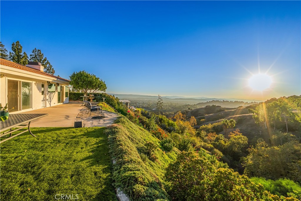 https://media.crmls.org/medias/c9404d77-dbb5-4770-880d-292c9a3b6ad7.jpg?preset=X-Large