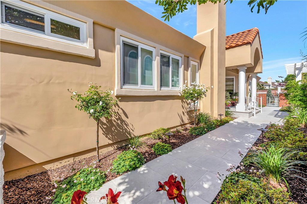 https://media.crmls.org/medias/c94124a8-207e-4fda-8b0b-c25c8a0c1d72.jpg?preset=X-Large