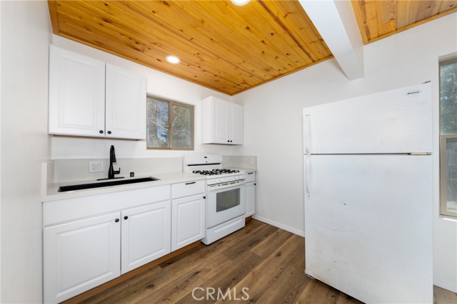 40085 Forest Road, Big Bear Lake CA: https://media.crmls.org/medias/c941ff83-329d-40b7-8e20-e302643979a5.jpg
