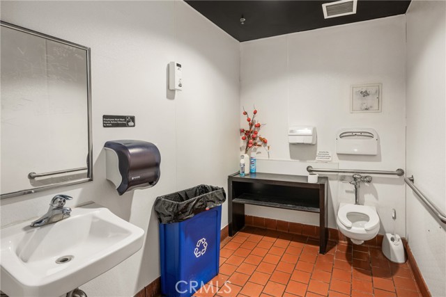 200 Main, Huntington Beach CA: https://media.crmls.org/medias/c9421d0c-32a9-4380-9efd-51ff3b9aa76d.jpg