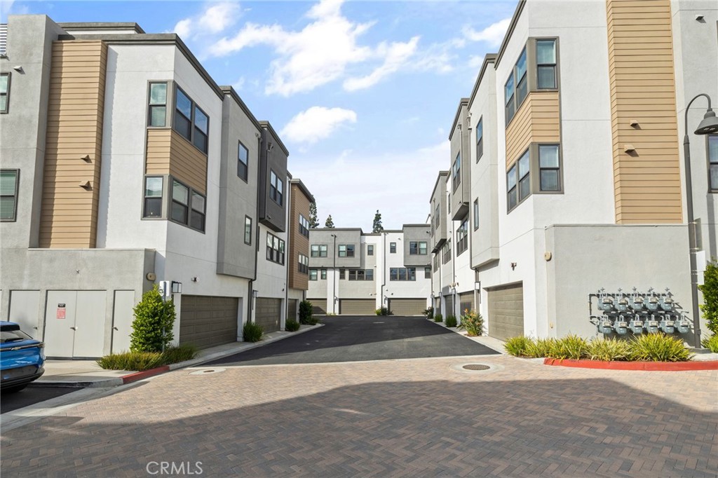 MLS #OC25238105 image #1