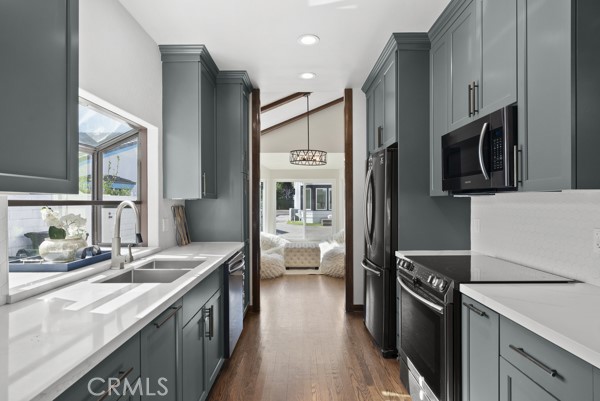 Detail Gallery Image 41 of 67 For 9514 Oakridge Pl, Chatsworth,  CA 91311 - 6 Beds | 6 Baths