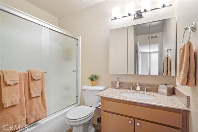 Detail Gallery Image 12 of 24 For 19216 Hamlin St #1,  Reseda,  CA 91335 - 3 Beds | 2 Baths