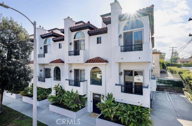 Detail Gallery Image 2 of 44 For 5027 Colfax #1,  North Hollywood,  CA 91601 - 3 Beds | 2/1 Baths