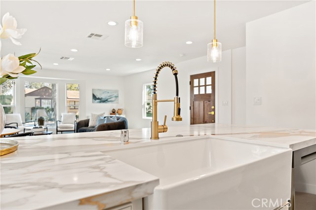 3991 Hubert Avenue, Los Angeles CA: https://media.crmls.org/medias/c94de7d8-5b9b-4422-a6bc-7f2e3299338a.jpg