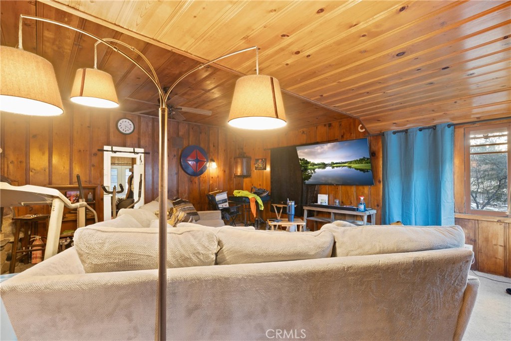 https://media.crmls.org/medias/c950e956-8836-496c-b707-753e9c47c475.jpg?preset=X-Large