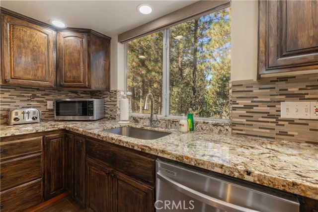 Detail Gallery Image 18 of 53 For 42518 Gold Rush Dr, Big Bear Lake,  CA 92315 - 5 Beds | 6/2 Baths