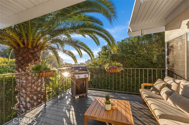 2516 Bayside Drive, Corona del Mar CA: https://media.crmls.org/medias/c953a68e-9e1e-402d-9754-81f2c615bb11.jpg
