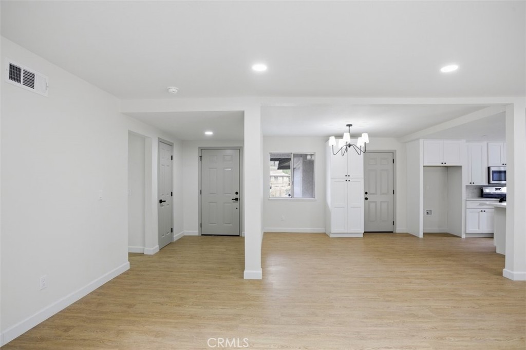 https://media.crmls.org/medias/c956ffdc-ab10-4336-8576-eace7388b0ca.jpg?preset=X-Large