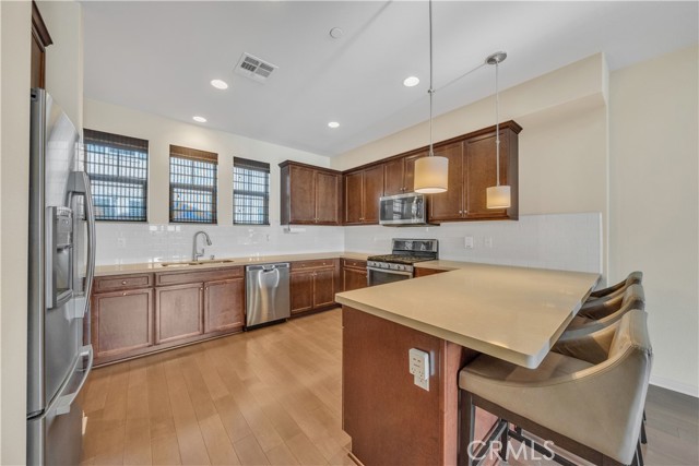 Detail Gallery Image 8 of 26 For 14102 W Chapparel Ln, Van Nuys,  CA 91405 - 2 Beds | 2/1 Baths