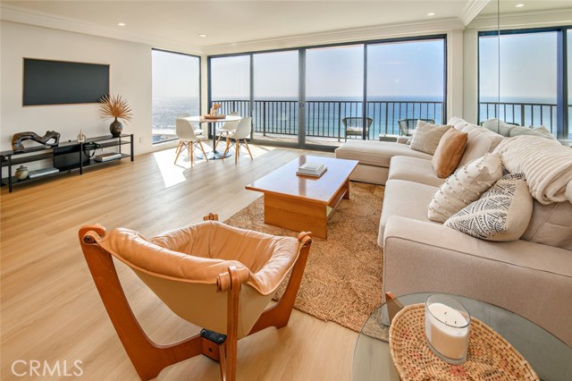 Detail Gallery Image 1 of 28 For 721 Esplanade #301,  Redondo Beach,  CA 90277 - 2 Beds | 2 Baths