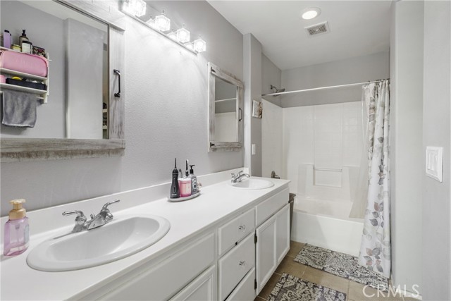 24120 Victoria Ln, Valencia CA: https://media.crmls.org/medias/c95a3308-b51f-4ce3-b198-e17150d4d042.jpg