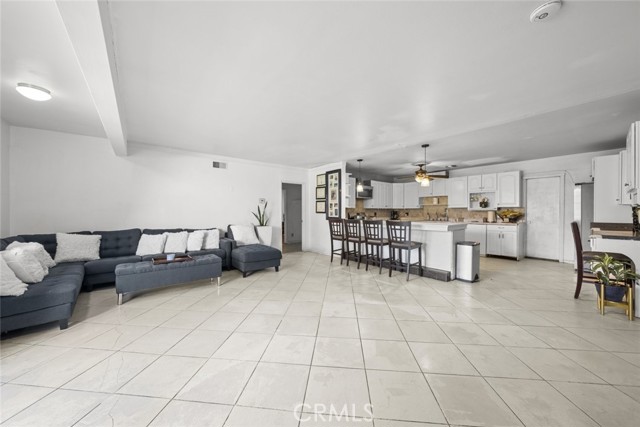 Detail Gallery Image 13 of 52 For 9757 White Oak, Northridge,  CA 91325 - 4 Beds | 3 Baths