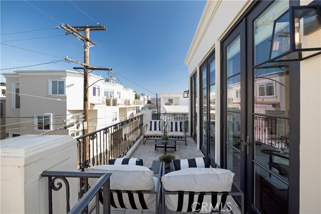 2211 Vista Drive, Manhattan Beach, California 90266, 3 Bedrooms Bedrooms, ,3 BathroomsBathrooms,Residential,Sold,Vista,SB21197291