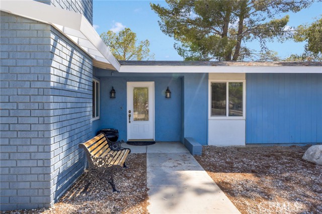 Detail Gallery Image 4 of 39 For 19385 Saint Timothy Ct, Apple Valley,  CA 92307 - 3 Beds | 2/1 Baths