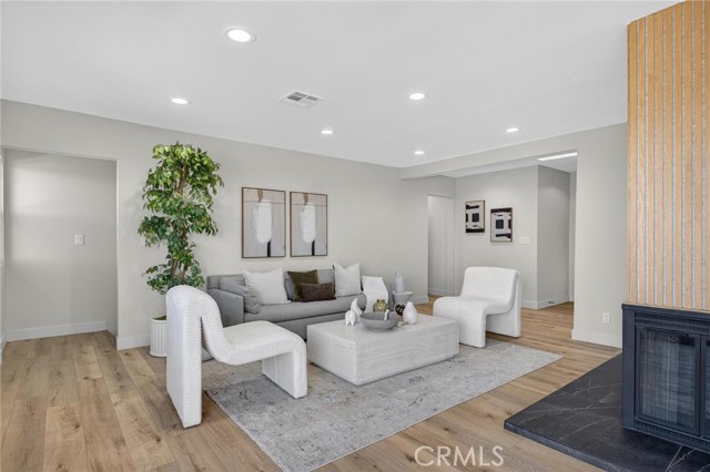 Detail Gallery Image 8 of 61 For 221 via Los Miradores, Redondo Beach,  CA 90277 - 4 Beds | 3/1 Baths