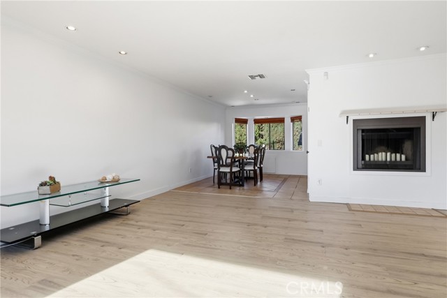 Detail Gallery Image 7 of 26 For 105 N El Molino St #E,  Alhambra,  CA 91801 - 2 Beds | 2/1 Baths