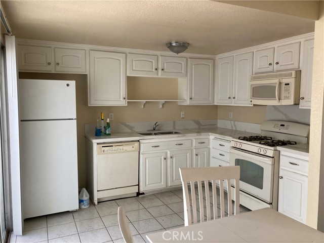 Detail Gallery Image 6 of 10 For 5640 Riverside Dr #86,  Chino,  CA 91710 - 2 Beds | 2/1 Baths