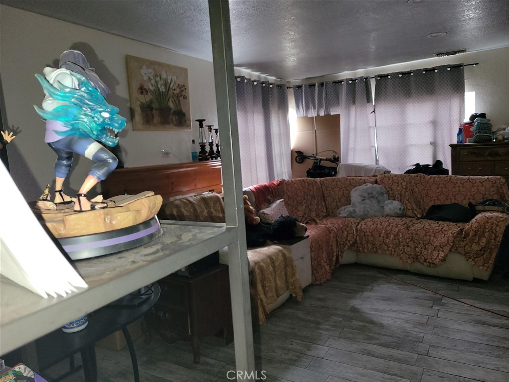 https://media.crmls.org/medias/c970dc12-c2d5-49a5-9a18-07200d9720f4.jpg?preset=X-Large