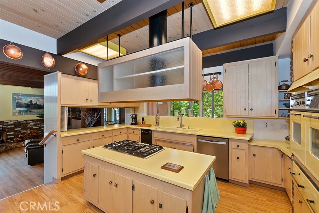 27280 Peninsula Drive, Lake Arrowhead CA: https://media.crmls.org/medias/c974f6b4-904d-43a5-9b3c-7204186fe811.jpg