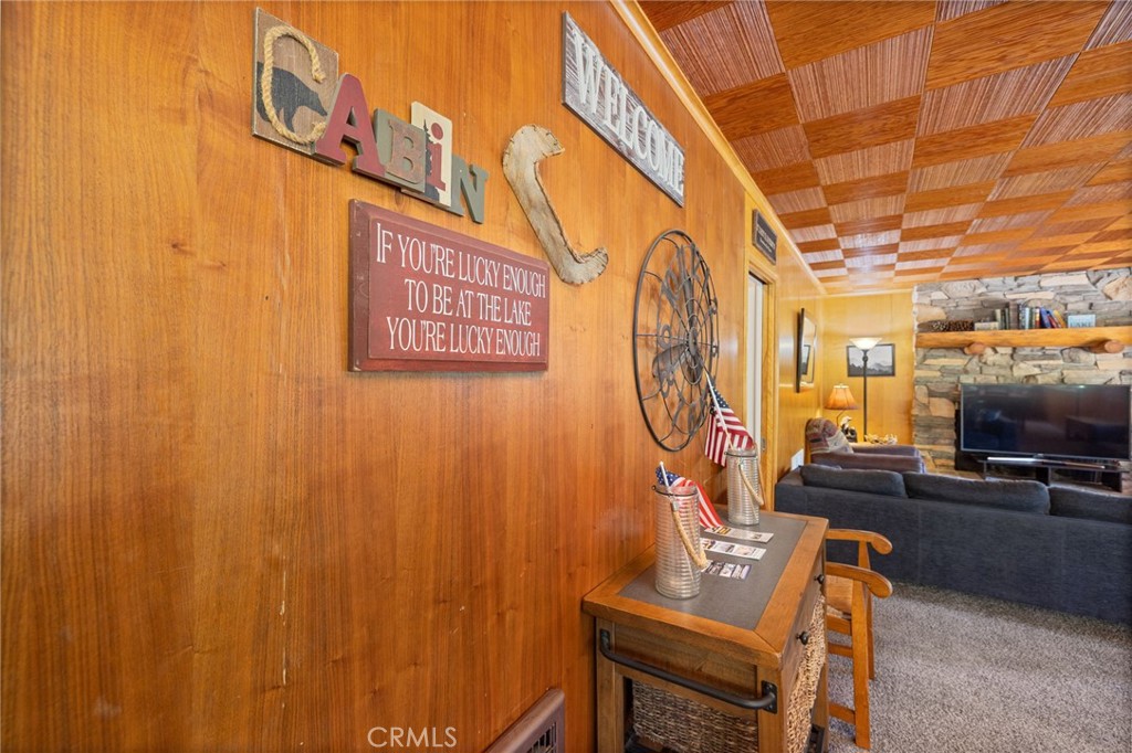 https://media.crmls.org/medias/c9782c64-3aa2-46b0-847a-1b39dfe3fd9a.jpg?preset=X-Large