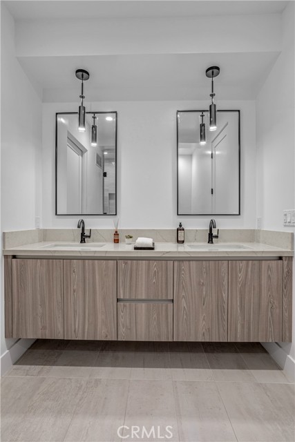 Detail Gallery Image 13 of 20 For 1567 Hi Point St, Los Angeles,  CA 90035 - 3 Beds | 3/1 Baths