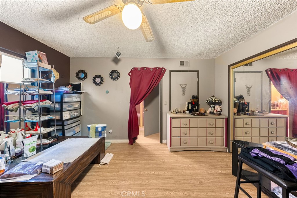 https://media.crmls.org/medias/c978d499-29a1-405a-9936-5ffc1dfbdf08.jpg?preset=X-Large