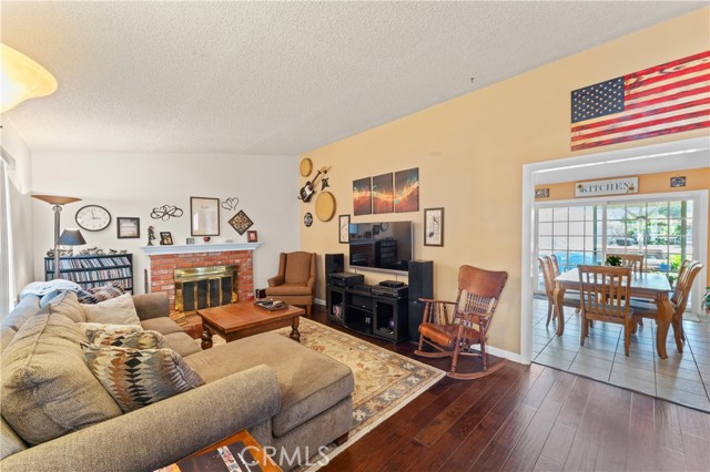 14376 Dartmouth Circle, Moorpark CA: https://media.crmls.org/medias/c979d31c-d74d-47e7-b623-85cfd5e4da4d.jpg