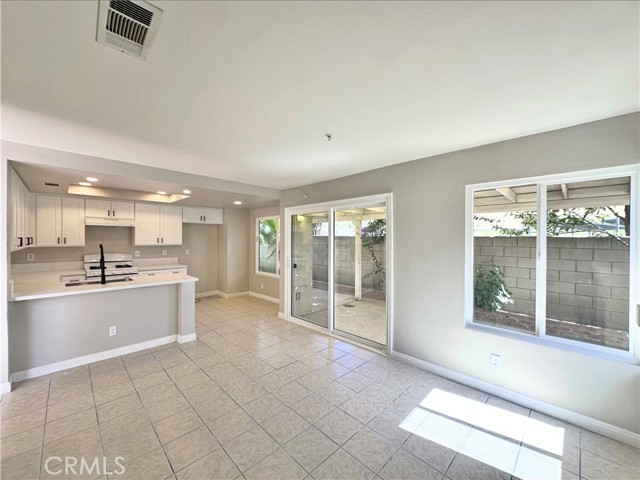 15965 Peach Tree Lane, Fontana CA: https://media.crmls.org/medias/c979d4ae-94d8-49a5-b403-837295755dbc.jpg