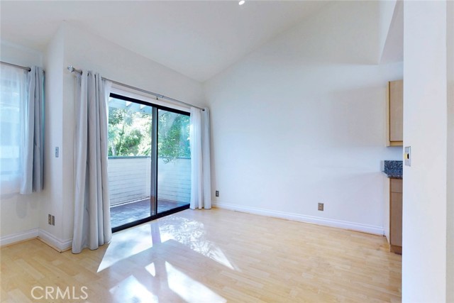 Detail Gallery Image 15 of 38 For 10504 Sunland Blvd Bld #5,  Sunland,  CA 91040 - 2 Beds | 2 Baths