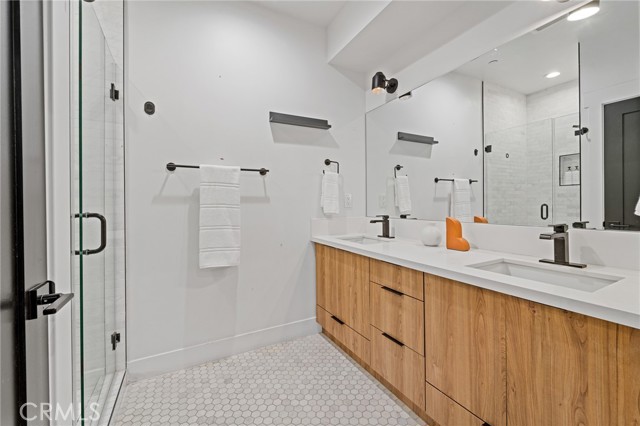 Detail Gallery Image 19 of 27 For 11314 Victory Bld, North Hollywood,  CA 91606 - 3 Beds | 3/1 Baths