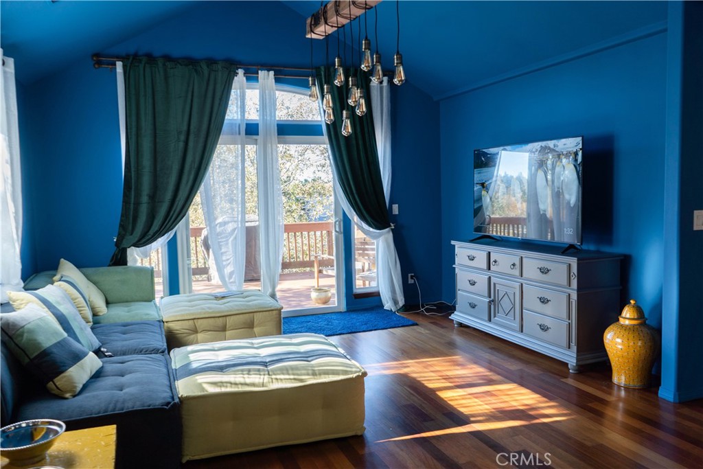 https://media.crmls.org/medias/c982fbb9-d5bc-4c3d-b05b-35642a3a862b.jpg?preset=X-Large