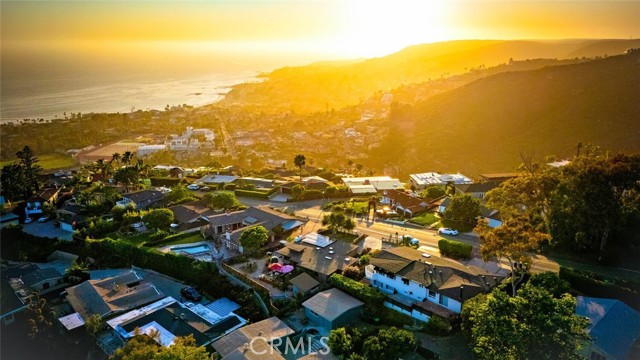 1687 Temple Hills Drive, Laguna Beach CA: https://media.crmls.org/medias/c9835c90-a4b5-4cd5-a276-da9e9900b3aa.jpg