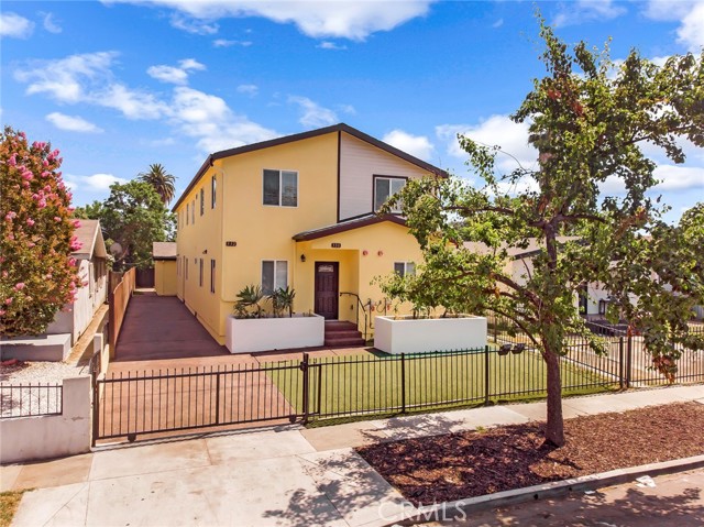 Detail Gallery Image 5 of 15 For 330 E 101st St, Los Angeles,  CA 90003 - 5 Beds | 3 Baths