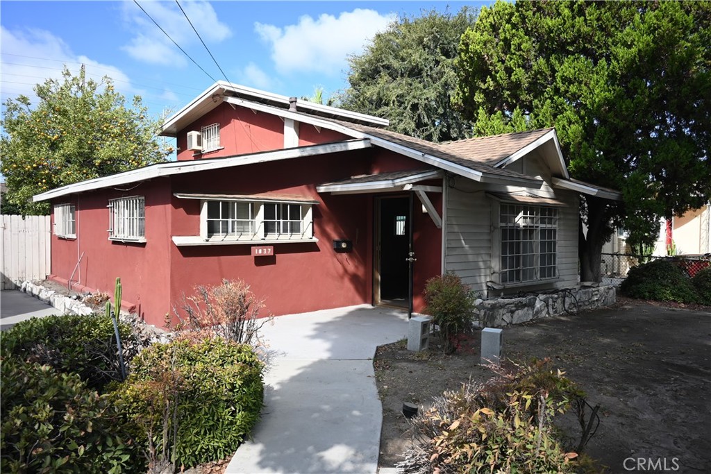 1037 N Valley