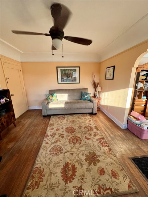 Detail Gallery Image 2 of 7 For 1200 Green Street, Glendale,  CA 91205 - 4 Beds | 2 Baths