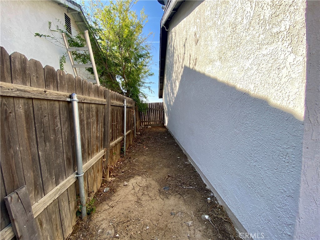 https://media.crmls.org/medias/c988667f-77b4-452c-b31c-08992d555eda.jpg?preset=X-Large