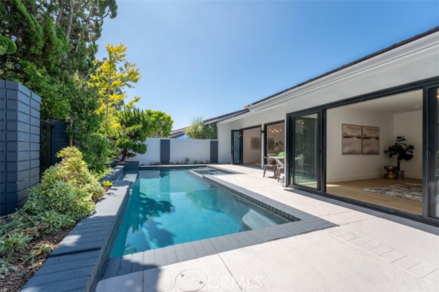 Detail Gallery Image 9 of 42 For 22 Rue Cannes, Newport Beach,  CA 92660 - 2 Beds | 2 Baths