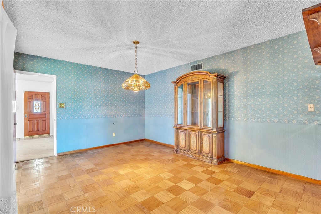 https://media.crmls.org/medias/c98920b3-1284-448e-bf93-0997ce74c3af.jpg?preset=X-Large