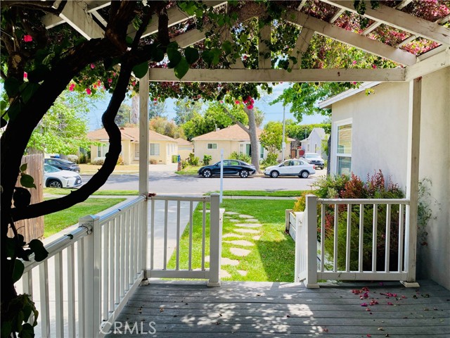 Detail Gallery Image 3 of 34 For 17557 Gilmore St, Lake Balboa,  CA 91406 - 3 Beds | 1 Baths