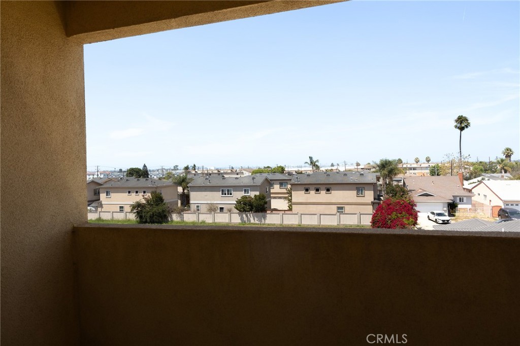 https://media.crmls.org/medias/c98aa40a-bf0e-43c5-82aa-fcf080423fbc.jpg?preset=X-Large