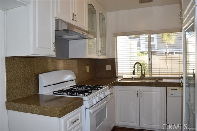 91 Oval Road, Irvine CA: https://media.crmls.org/medias/c98b6bd4-c46a-4c31-936c-c99c356c1f38.jpg
