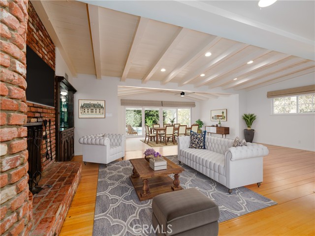 Detail Gallery Image 14 of 65 For 4539 Hayvenhurst, Encino,  CA 91436 - 3 Beds | 3 Baths