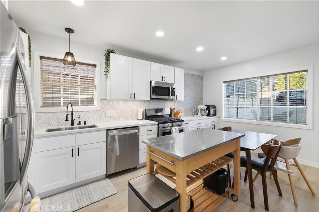 https://media.crmls.org/medias/c98c7fb5-3b10-4ad6-825d-0f3f5e70a2c8.jpg?preset=X-Large