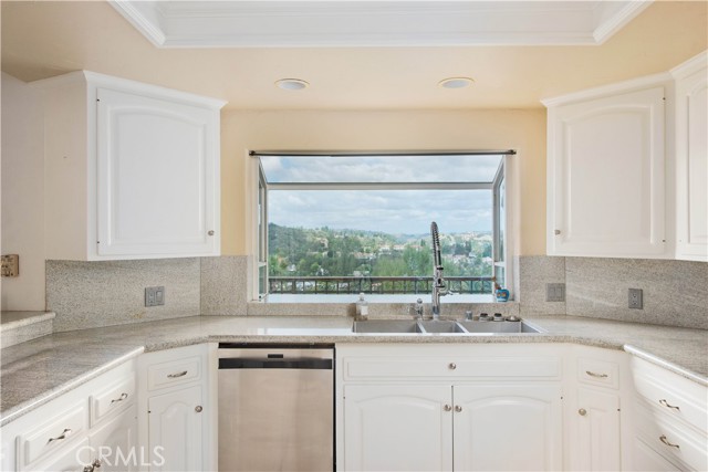 Detail Gallery Image 12 of 41 For 4389 San Blas Ave, Woodland Hills,  CA 91364 - 4 Beds | 2/1 Baths