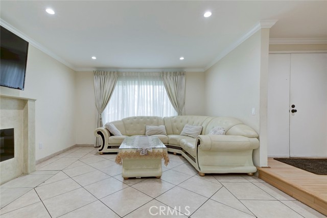 Detail Gallery Image 4 of 52 For 20442 Runnymede, Winnetka,  CA 91306 - 4 Beds | 3 Baths