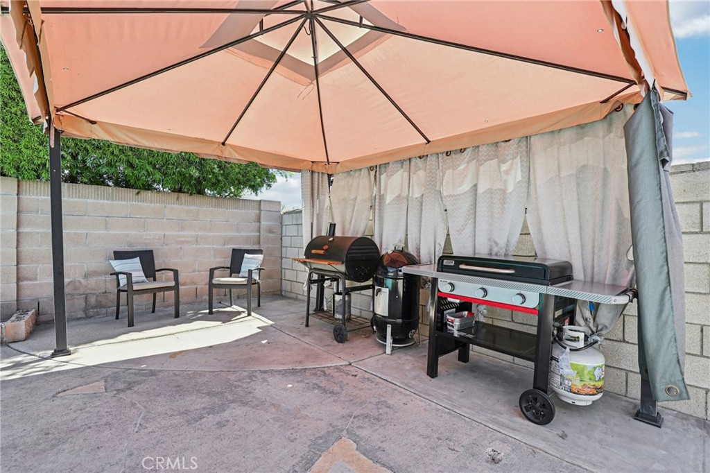 https://media.crmls.org/medias/c991bfea-35ce-4790-91f4-b86fbcfae1a0.jpg?preset=X-Large
