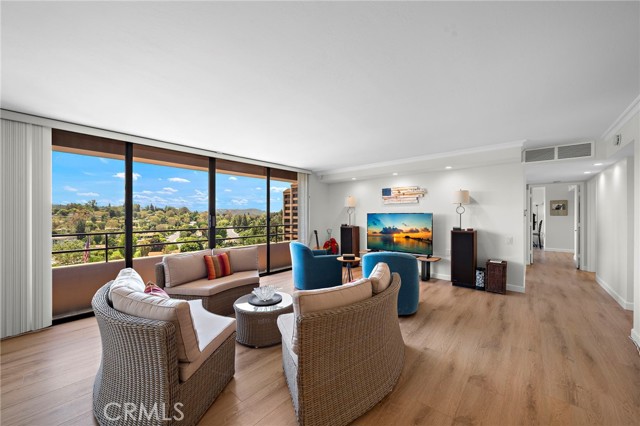 24055 Paseo Del Lago, Laguna Woods CA: https://media.crmls.org/medias/c99323d7-a6b5-48f7-ba78-db6d4273f169.jpg